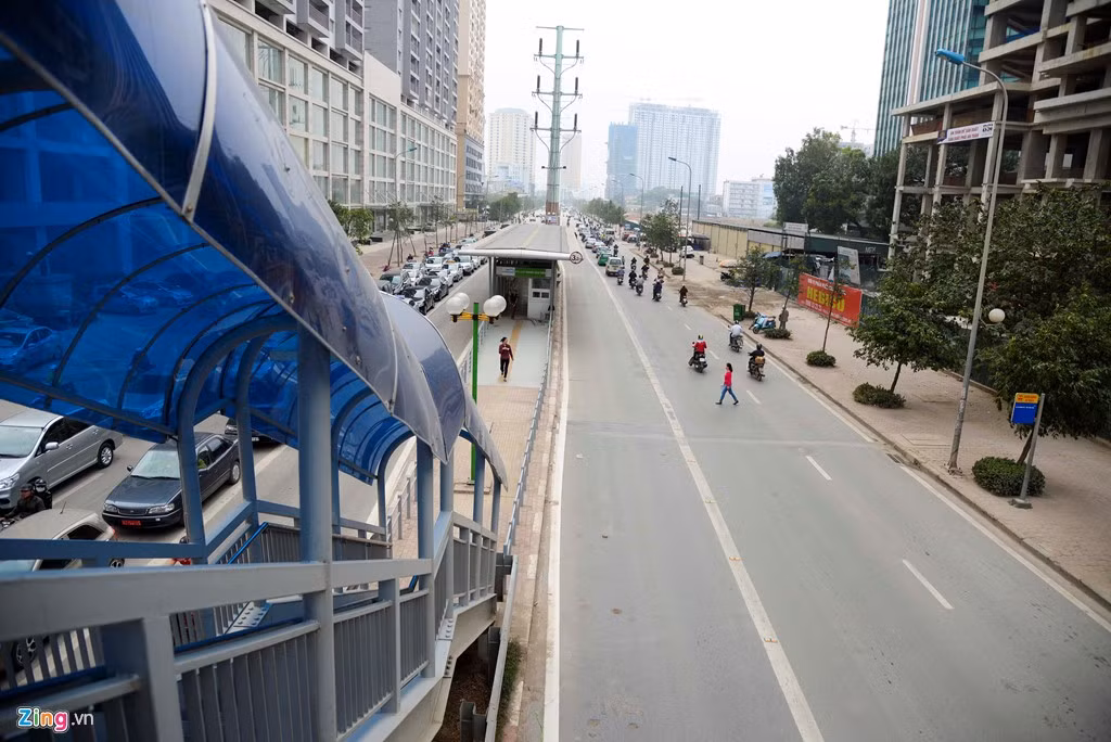 Sau khi tuyến buýt nhanh BRT đưa vào sử dụng, ngoài chuyện ùn tắc, bị ôtô, xe máy lấn làn, dự án này còn một số bất cập như thiếu người hướng dẫn cho hành khách hoặc do nhà chờ ở giữa dải phân cách nên người đi bộ đi lại lộn xộn. Tại nhà chờ Khuất Duy Tiến, một phụ nữ sang đường sai quy định, mặc dù cầu vượt bộ hành có lối dẫn vào nhà chờ BRT.