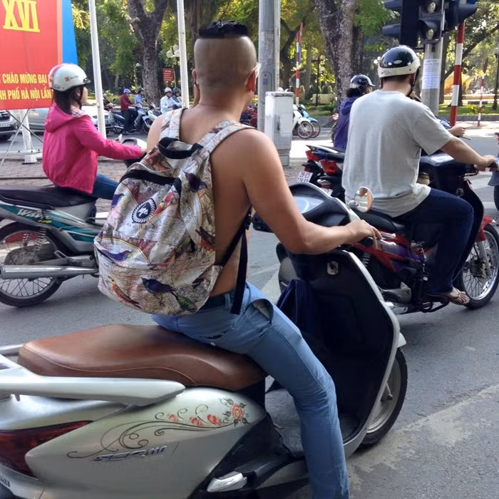 Ăn mặc mát mẻ ra đường.