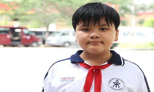 Tô Huỳnh Phúc là người nhỏ tuổi nhất được bình chọn "Công dân trẻ tiêu biểu TP HCM" năm 2016. Trong năm qua, cậu bé học sinh lớp 6 đã giành được 5 huy chương vàng môn toán. Ảnh: Mạnh Tùng.