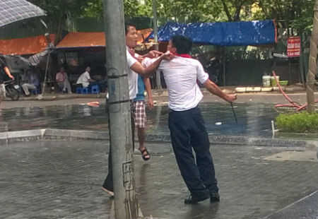 Đây không phải lần đầu tài xế của hãng có hành vi ẩu đả, đánh nhau giữa đường. Năm 2014, vào khoảng 11h30 gần số nhà 81 Lê Văn Lương, quận Thanh Xuân, Hà Nội, một xe của taxi Group va chạm với xe taxi hãng khác, rồi dẫn đến ẩu đả của hai tài xế. Vụ việc đã khiến giao thông ở khu vực này bị ách tắc khá lâu. Nguồn ảnh: Phunutoday.