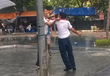 Đây không phải lần đầu tài xế của hãng có hành vi ẩu đả, đánh nhau giữa đường. Năm 2014, vào khoảng 11h30 gần số nhà 81 Lê Văn Lương, quận Thanh Xuân, Hà Nội, một xe của taxi Group va chạm với xe taxi hãng khác, rồi dẫn đến ẩu đả của hai tài xế. Vụ việc đã khiến giao thông ở khu vực này bị ách tắc khá lâu. Nguồn ảnh: Phunutoday.