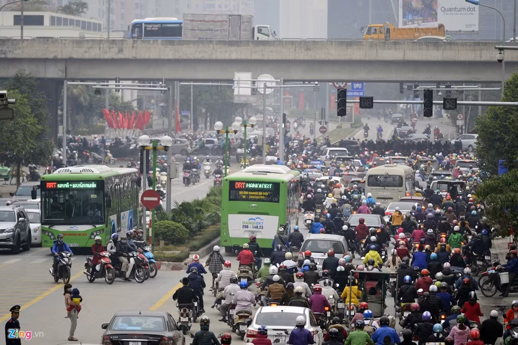 Không chỉ có ôtô mà người đi xe máy cũng nghênh ngang trước mũi buýt nhanh.