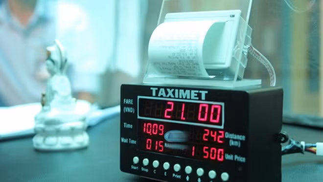 Theo thông tin khách hàng này cung cấp, hóa đơn ghi thời gian lên xe là 10h40 ngày 16/6, thời gian xuống xe là 11h38, quãng đường là 4,88 km, số tiền là 80.000 đồng. Tuy nhiên, theo khách hàng thì số tiền chính xác là 73.662 đồng. Anh này lý giải việc tính cước theo bảng niêm yết trên xe của Taxi Group: Từ 0-300m là 10.000 đồng; Tiếp theo đến km thứ 32 là 13.900 đồng/km; Từ km thứ 33 trở đi là 11.000 đồng/km. Giá cước được tính: 300m đầu là 10.000 đồng, 4,58km tiếp theo là 4,58km x 13.900=63.662 đồng. Như vậy tổng số tiền là 73.662 đồng. Ảnh minh họa.