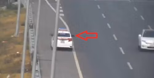 Mới đây, theo hình ảnh ghi lại, trên đường cao tốc Hà Nội - Hải Phòng đang có nhiều phương tiện di chuyển nhưng một tài xế xe taxi Group vẫn cho xe phóng ngược chiều bạt mạng. Ngay khi những hình ảnh chiếc taxi Group chạy ngược chiều trên cao tốc được chia sẻ, nhiều người không khỏi hoang mang, lo sợ bởi mức độ nguy hiểm của chính tài xế và những người tham gia giao thông tại thời điểm đó.