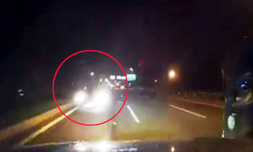 Chiếc Innova chạy ngược chiều tốc độ cao trên cầu Nhật Tân. Ảnh cắt từ video camera hành trình.