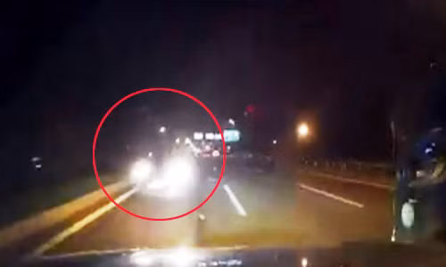 Chiếc Innova chạy ngược chiều tốc độ cao trên cầu Nhật Tân. Ảnh cắt từ video camera hành trình.