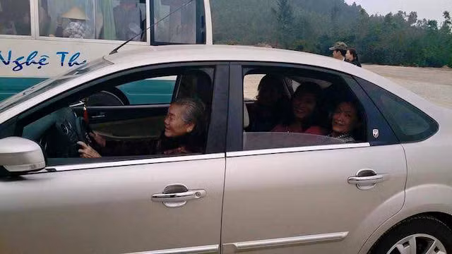 Các con cứ yên tâm, bà lái được.