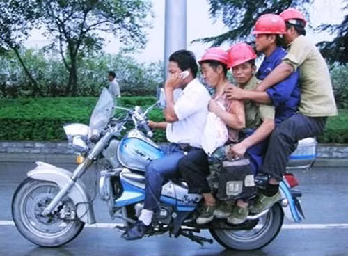 5 anh em trên một chiếc xe...