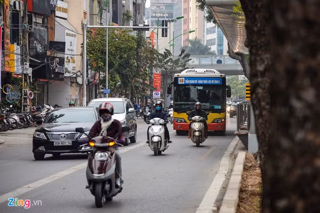 Ở chiều ngược lại trên tuyến Giảng Võ, không có dải phân cách cứng, buýt thường cũng đi vào làn buýt nhanh.