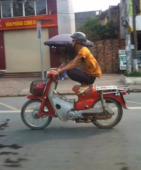 Dáng ngồi khó đỡ.