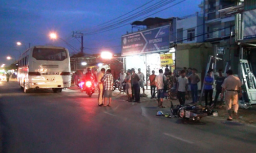 Vụ tai nạn xảy ra vào tối 4/1, trên Tỉnh lộ 10 (phường Tân Tạo, quận Bình Tân, TP HCM). Chiếc xe đưa rước công nhân chạy với tốc độ cao rồi va chạm với người phụ nữ chạy xe máy khiến nạn nhân chết trên đường đi cấp cứu. Hàng chục người chứng kiến không khỏi thương tâm khi thấy người thân của nạn nhân ngồi chết lặng tại hiện trường. Ảnh: Người lao động.