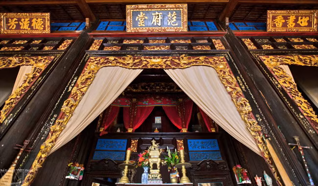 Trải qua nhiều lần trùng tu, nhưng cách sắp xếp và trang trí bên trong vẫn còn vẹn nguyên giá trị. Tất cả các hình tượng chạm trổ trên cột nhà, các bộ ván gỗ và những bức hoành phi đều không tuân theo các chuẩn mực về điêu khắc. Ảnh: VPN.
