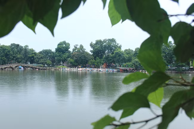 Cách đó không xa là khu vui chơi giải trí thuộc công viên Thủ Lệ.