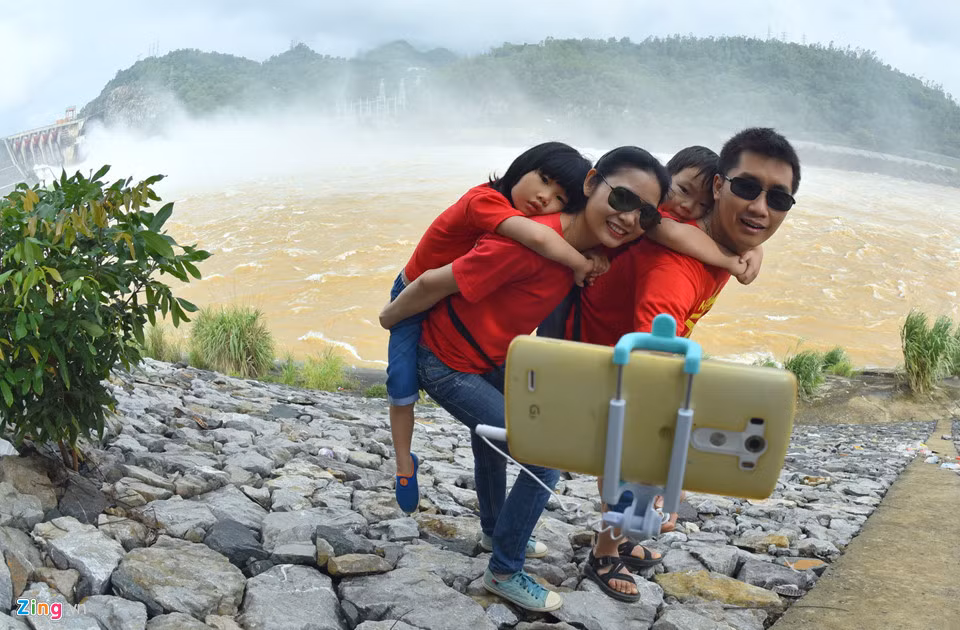 Anh Quang, chị Ánh đưa 2 con xuất phát lúc 6h sáng từ Hà Nội để chứng kiến cảnh tượng ít diễn ra. Anh Quang đã xem thủy điện xả đáy nhiều lần nhưng lần cuối cũng cách đây khá xa.