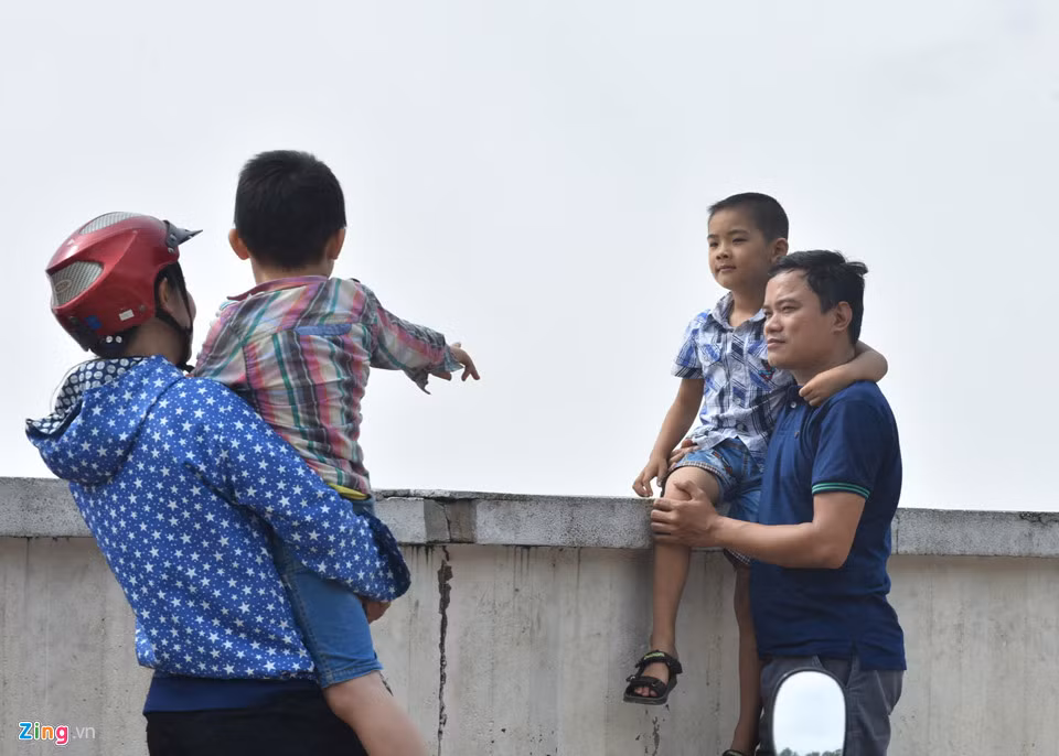 Tại khu vực tham quan dưới chân đập, nhiều du khách cho con ngồi lên lan can dù đã có biển cấm.