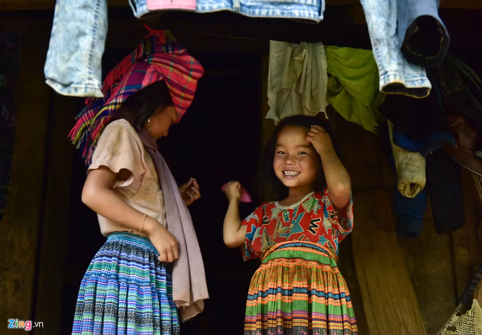 Người Mông ở đây khá thân thiện và hiếu khách. Bạn có thể xin vào nhà và tìm hiểu phong tục tập quán.