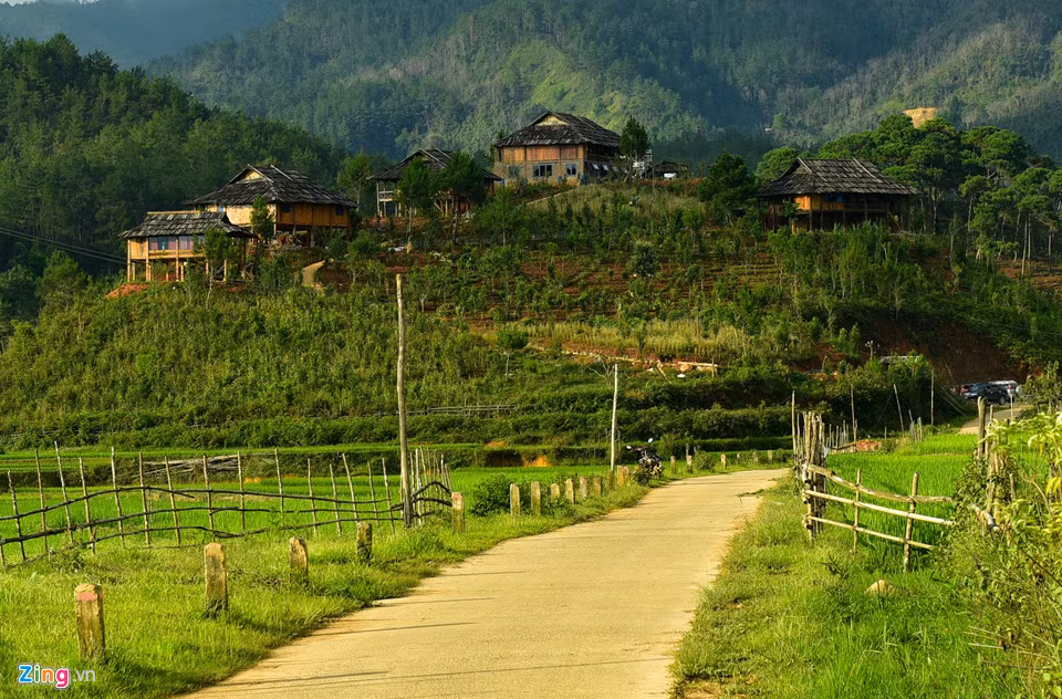 Đến Nậm Khắt, bạn có thể ở lại các nhà nghỉ tại ngã ba Kim. Hoăc bạn vào ở homestay được xây dựng theo phong cách của người dân tộc tại trung tâm xã.