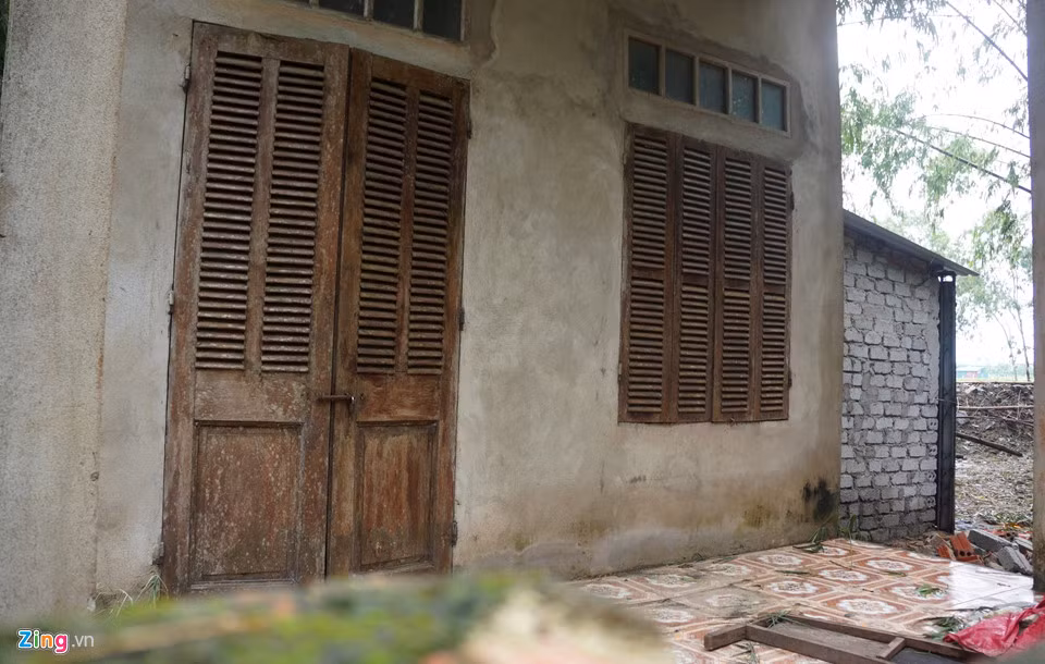 Ông Nguyễn Hữu Hào (75 tuổi) cho biết trong các cuộc họp, đặc biệt trong các cuộc tiếp xúc cử tri, bà con đã nhiều lần kiến nghị với cấp trên về việc ô nhiễm cũng như đề nghị phương án nâng cấp hoặc di dời bãi rác nhưng chính quyền vẫn bỏ ngỏ. Không thể chịu cảnh ngày đêm bãi rác "bức tử", 3 hộ dân sống xung quanh bãi rác đã bỏ nhà đi nơi khác sinh sống.