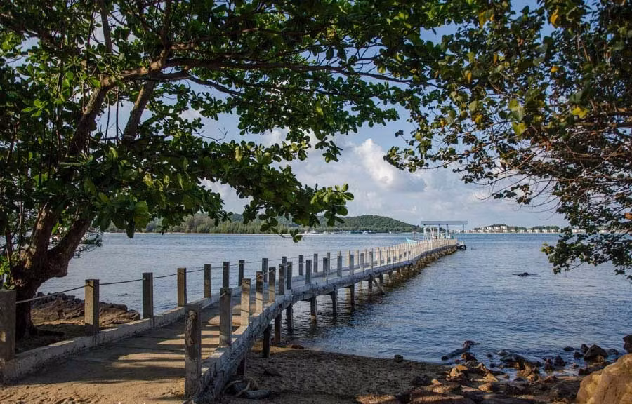 Ngoài ra, ở đây cũng không có quạt vì gió biển lúc nào cũng mát, không gian vô cùng yên tĩnh, rất thích hợp cho các cặp đôi.