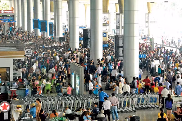  3. Mở rộng sân bay về phía Bắc Phương án thứ 3 điều chỉnh quy hoạch cảng hàng không Tân Sơn Nhất là mở rộng sân bay về phía Bắc, xây thêm nhà ga, bãi đỗ và đường lăn, thêm kết nối giao thông với sân bay phía Bắc, công suất sân bay sẽ đạt 50 triệu hành khách một năm. Ảnh: Báo giao thông.