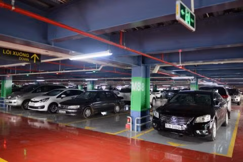 Cụ thể, Thủ tướng đã yêu cầu Bộ Giao thông Vận tải (GTVT) thuê tư vấn nước ngoài tiến hành nghiên cứu, đánh giá, khảo sát theo hướng mở thêm một đường băng số 3 tại Tân Sơn Nhất, đảm bảo hiệu quả đầu tư và hiệu quả sử dụng đất. Kết quả thuê tư vấn, tiến hành cụ thể thế nào sẽ được báo cáo Thường trực Chính phủ cuối năm nay. Ảnh: NLĐ.