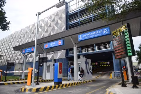 Theo thông tin đăng tải trên Thời báo Kinh tế Sài Gòn, sau cuộc họp tối ngày 12/6/2017 với các bộ ngành liên quan, Thủ tướng Chính phủ đã đi đến quyết định thực nghiên cứu mở thêm đường băng số ba tại sân bay Tân Sơn Nhất nhằm giải tỏa ách tắc giao thông tại sân bay lớn nhất của Việt Nam này. Ảnh: NLĐ.