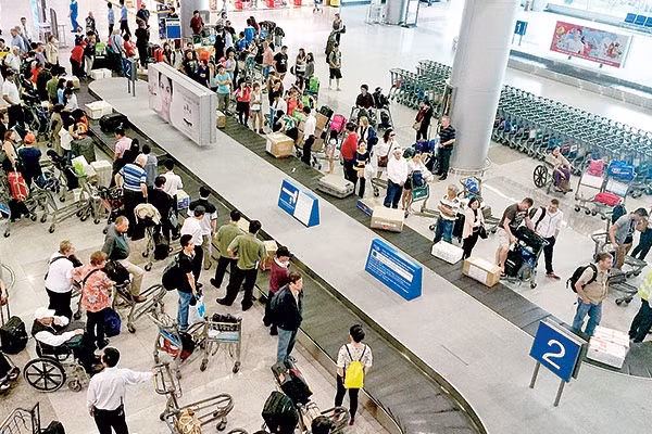 2. Không mở rộng sân bay, mà chỉ điều chỉnh giao thông Phương án thứ 2 điều chỉnh quy hoạch cảng hàng không Tân Sơn Nhất là không mở rộng sân bay, mà chỉ điều chỉnh giao thông trong Tân Sơn Nhất và nâng cao năng lực điều hành của bộ phận điều khiển không lưu (từ 5 phút xuống còn 2 phút mỗi lần cất, hạ cánh). Ảnh: Báo giao thông.