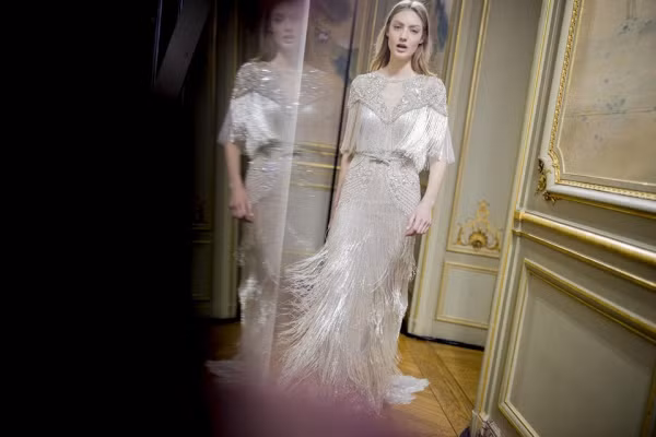 Dieu gi lam nen chiec vay cuoi can 3000 tieng de hoan thanh?