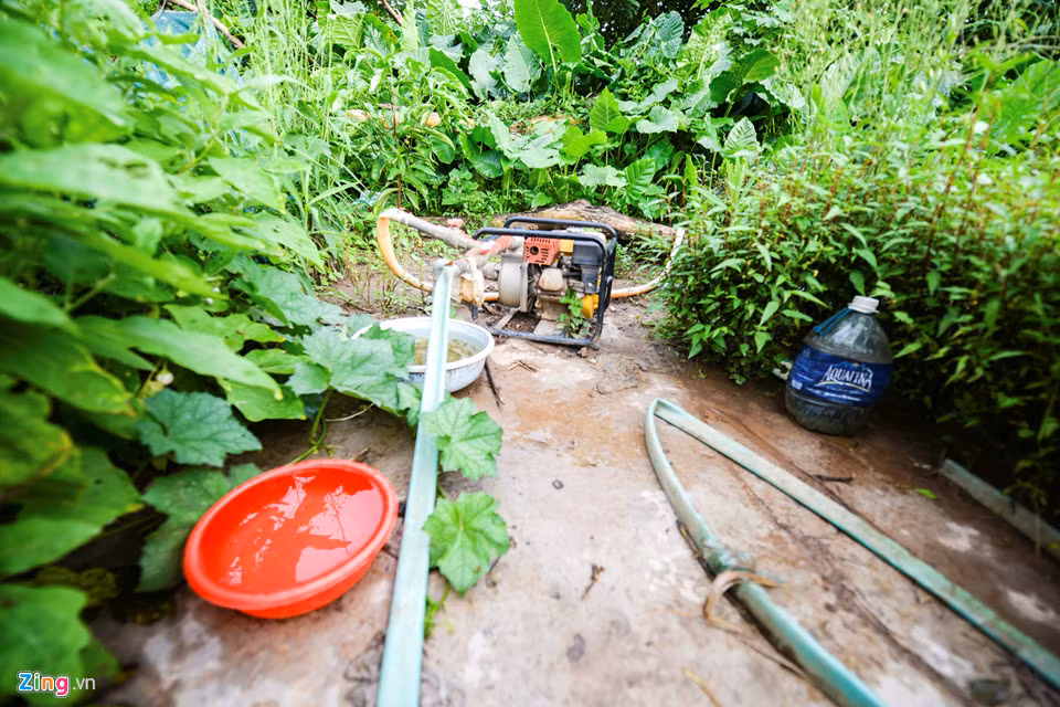 Máy bơm nước lấy nước ngầm là nguồn nước chính của cả gia đình.