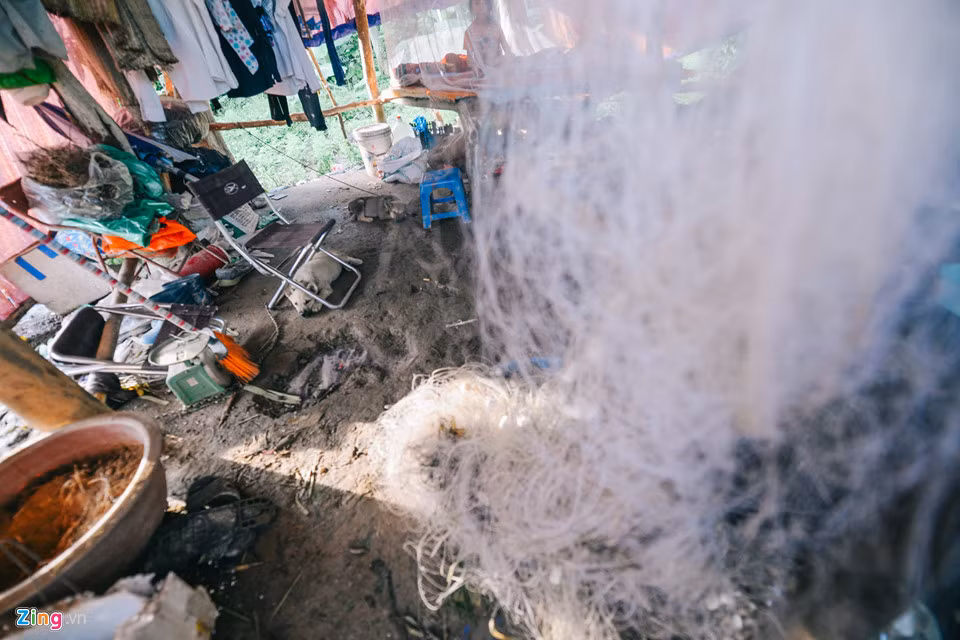 Ngoài ra, bố mẹ em cũng thêm nghề đánh bắt cá nhất là khi nước sông mỗi lúc một dâng cao.