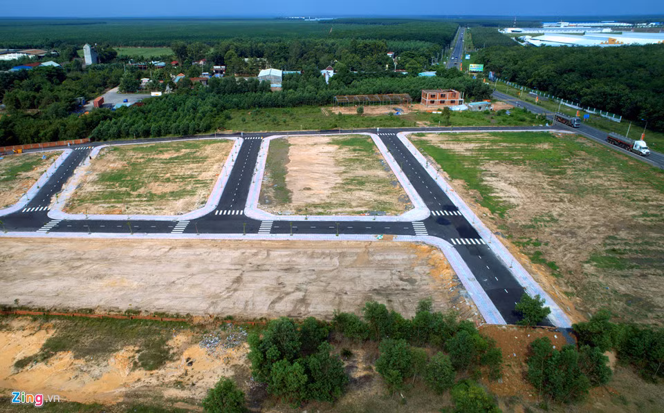 Một dự án đang được thi công nằm bên tỉnh lộ ĐT 769. Theo môi giới đất tại đây, các lô có diện tích 100 m2 có giá gần 500 triệu đồng.