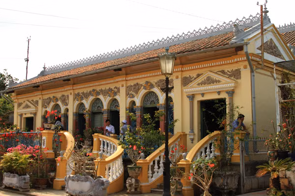 Ngôi nhà cổ được thiết kế theo phong cách Pháp nhìn từ bên ngoài nhưng bên trong lại được xây dựng theo kiểu truyền thống với cách bài trí mang đậm bản sắc gia đình Việt. Ảnh: ngoisao.net.