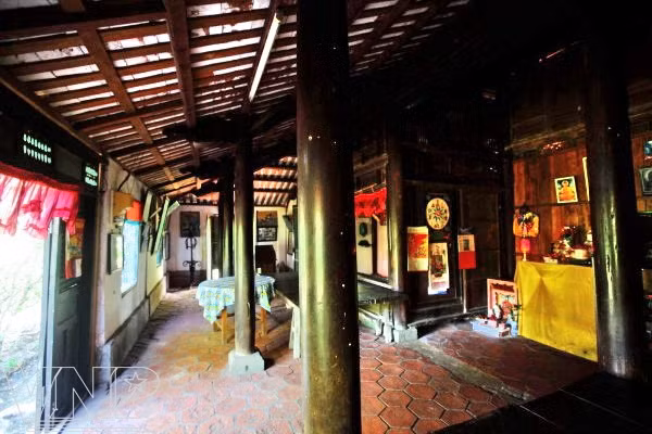 Từ đây, sự uy nghiêm, tráng lệ của ngôi nhà như biểu hiện được rõ nét sự tài hoa của những con người đã tạo nên một công trình kiến trúc điêu khắc truyền thống nổi tiếng này. Ảnh: VPN.