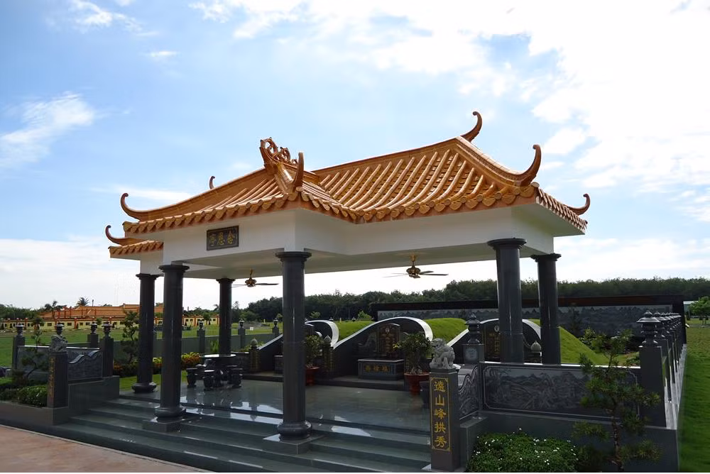 Dự án có số vốn đầu tư 20 triệu USD, Tổng diện tích khu đất khoảng 75 ha và giai đoạn 1 với diện tích khoảng 14 ha, dự kiến sẽ phục vụ khoảng 5.000 ngôi mộ an táng, trên 8.000 chỗ lưu trữ tro cốt hỏa táng, chưa kể phần mộ cải táng. Sơn Trang Tiên Cảnh được xây dựng theo mô hình Fairy Park tại Malaysia, có phong cảnh cây cỏ, suối nước, non bộ, các tượng thần, thánh của các tôn giáo, đội ngũ nhân viên chăm sóc mộ… Ảnh: Internet.