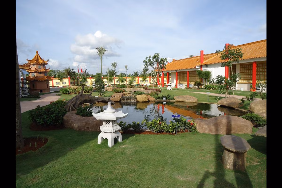 Sơn Trang Tiên Cảnh được thiết kế với không gian xanh nhiều cây cỏ, suối nước, non bộ... đảm bảo không gây ô nhiễm môi trường, các ngôi mộ đều có lớp bọc bên trong bằng composite. Ảnh: Internet.