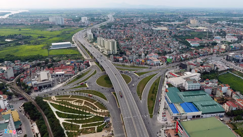 Nút giao Long Biên khởi công năm 2014 gồm hạng mục chính là cầu vượt qua vòng xuyến với 6 làn xe cơ giới, tổng chiều dài hơn 800m. Công trình được hoàn thiện đồng bộ gồm cầu vượt thép lớn nhất Việt Nam, hầm chui đường sắt, tổng mức đầu tư gần 3.000 tỷ đồng.