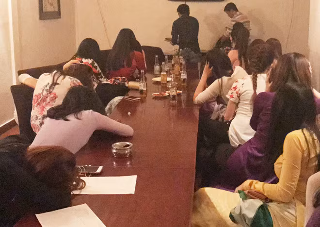 Nguoi dep xep hang cho dai gia lua de "mua vui" o Sai Gon