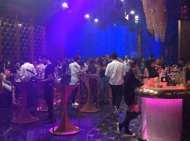 Nguoi dep xep hang cho dai gia lua de "mua vui" o Sai Gon-Hinh-2