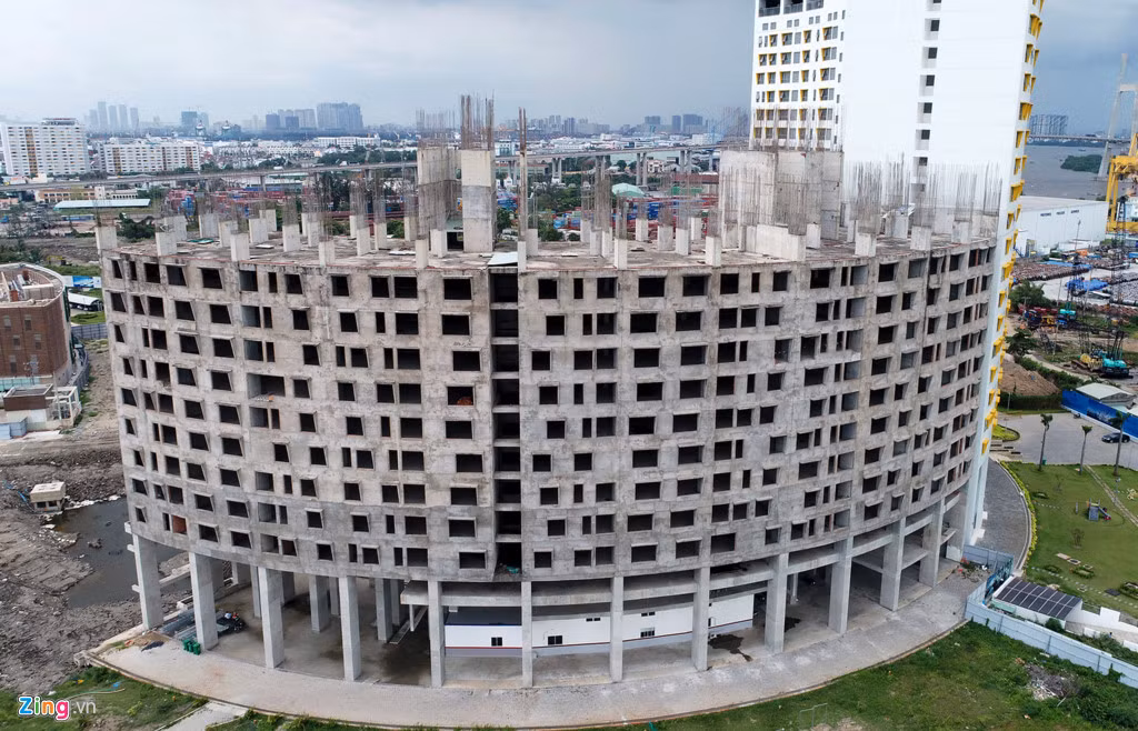 Tuy nhiên, kể từ hồi tháng 3, dự án đã ngưng bán hàng. Hiện tại, dự án căn hộ cao cấp và trung tâm thương mại này chỉ có một block được xây dựng và hoạt động. Một block khác chỉ là những khối bê tông cốt thép cao hàng chục tầng đã ngừng thi công.