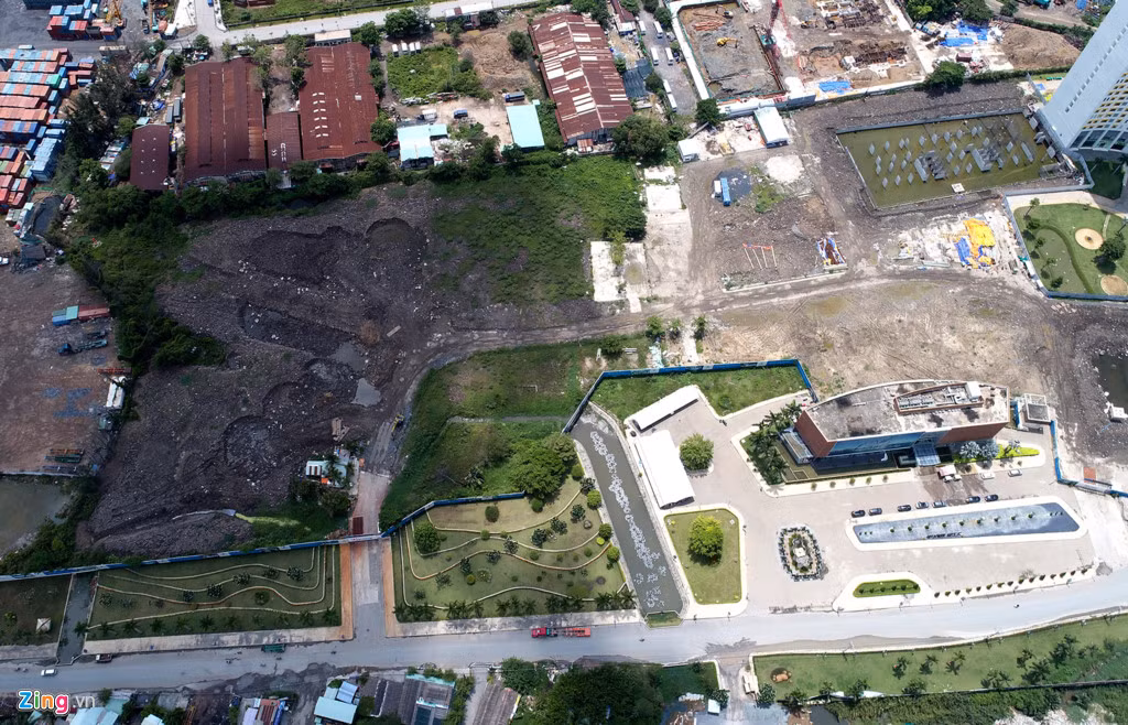 Như vậy, ngoài số tiền trả lại cho khách hàng thì liên doanh Phát Đạt - An Gia - Creed Group sẽ bỏ ra gần 400 tỷ đồng để bồi thường cho khách hàng. Ghi nhận ngày 24/5, khu đất bên trong dự án không có hoạt động thi công nào.