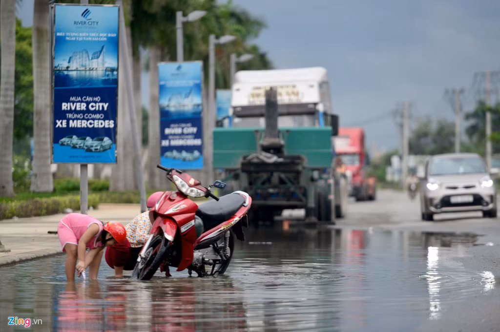 Bên ngoài đường Đào Trí thường bị ngập nước khi mưa lớn và triều cường xe tải, container đậu hàng dài. Nhiều tấm băng rôn quảng cáo dự án treo khá nhiều dọc đường.