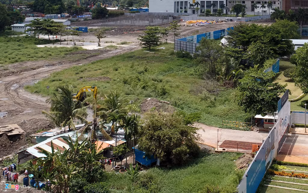 Các cổng đóng kín, khu nhà ở bằng tôn vẫn có người sinh hoạt.