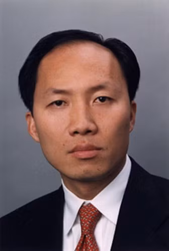  2. Chính Chu - chồng tỷ phú "khét tiếng" của em gái Cẩm Ly Báo chí Mỹ coi Chính E. Chu (Chính Chu) là “người đàn ông đáng gờm” của phố Wall. Giới kinh doanh người Việt sống tại Mỹ đánh giá ông là một trong những người thành đạt trong cộng đồng. Vị đại gia này sinh năm 1966 tại Việt Nam. Năm 1975, ông cùng gia đình di cư sang Mỹ với vốn liếng chỉ vài trăm USD. Ảnh: VietQ.