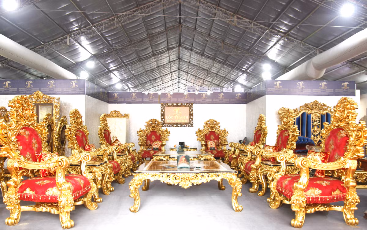 Bộ bàn ghế dát vàng giá gần 2 tỷ đồng chỉ dành cho giới đại gia này được thiết kế theo phong cách Châu Âu cổ điển.