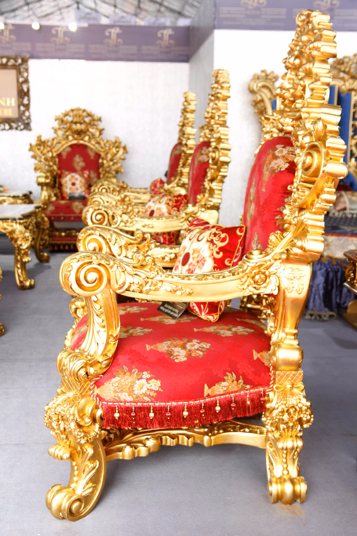 Hoa văn của bộ bàn ghế được điêu khắc hết sức tinh xảo.