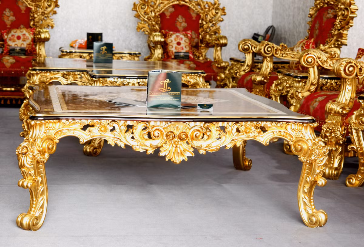 Hai bàn lớn có đường nét thiết kế mềm mại nhưng không kém phần chắc chắn.