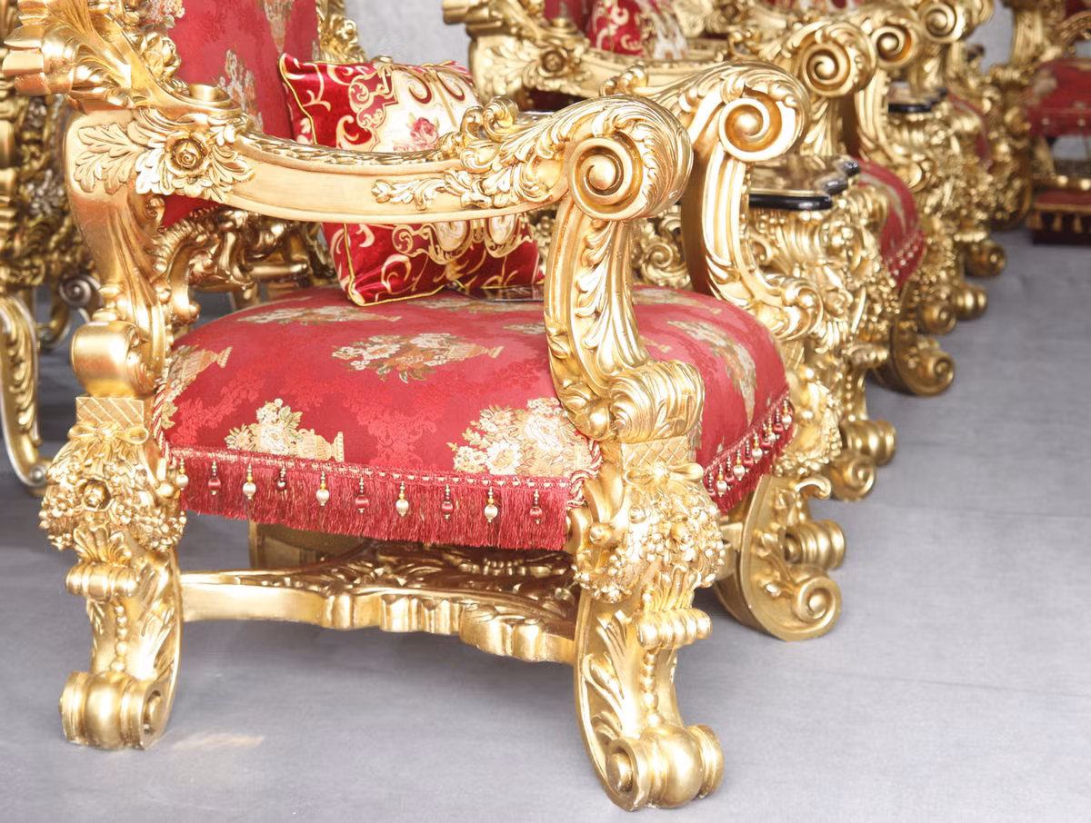 Toàn bộ khung chân đều được mạ vàng 24K .