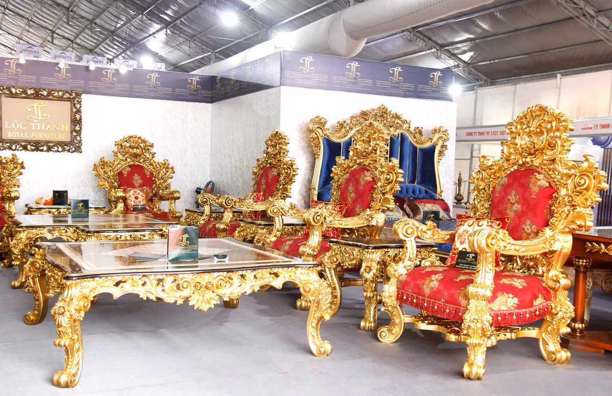 Bộ bàn ghế dát vàng này bao gồm 2 chiếc bàn lớn, 7 bàn nhỏ, 8 chiếc ghế, một tủ két sắt nhiều lớp bảo vệ, được chia thành các ngăn nhỏ rõ ràng.