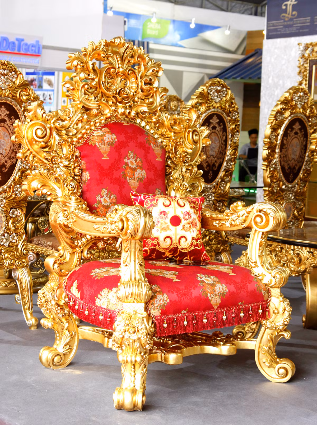 Toàn bộ được dát vàng Ý 24k.