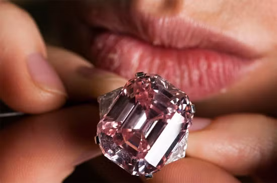 3. Nhẫn kim cương The Graff Pink (46,2 triệu USD): Viên kim cương màu hồng này nặng đến 24,78 carat. Hiện tại, viên kim cương thuộc sở hữu của nhà kinh doanh kim cương Laurence Graff ở London (Anh).